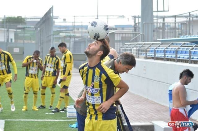 משתעשע עם הכדור. מיקי עלייב (אבי רביבו, BEST-BALL)